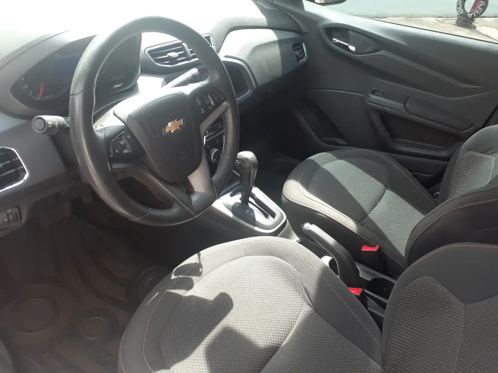 CHEVROLET Onix Hatch - Foto