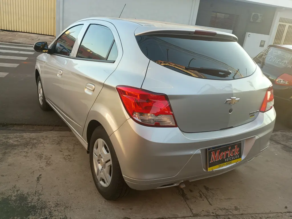 CHEVROLET Onix Hatch - Foto