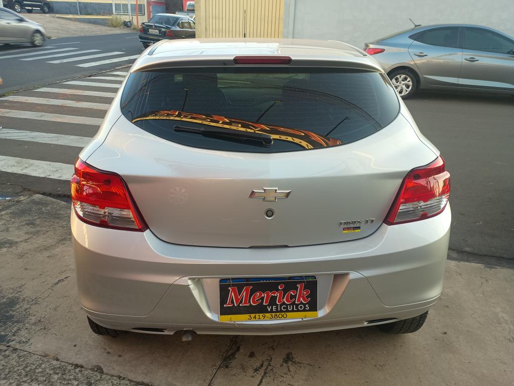 CHEVROLET Onix Hatch - Foto