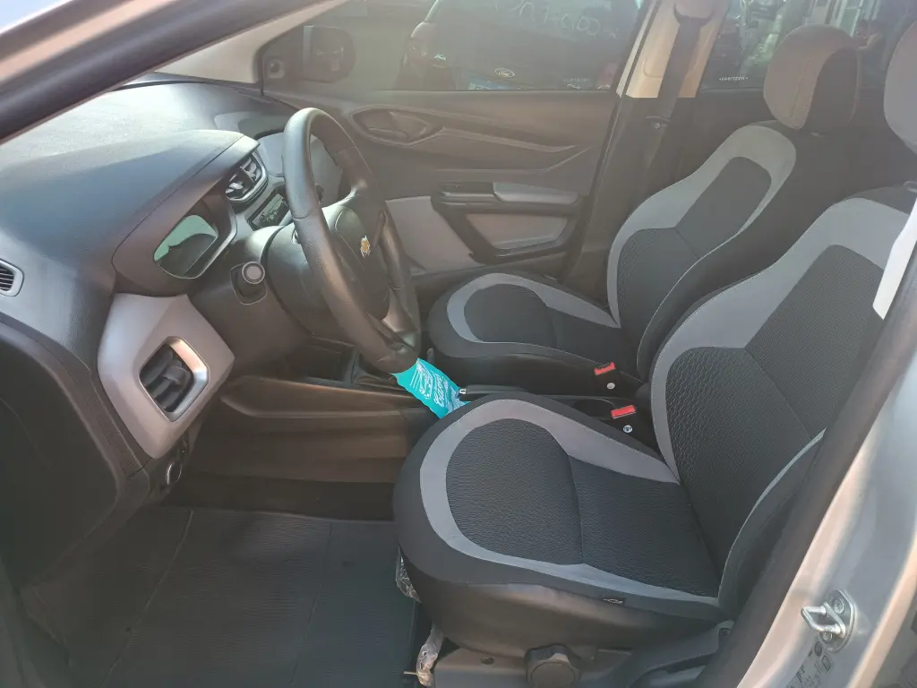 CHEVROLET Onix Hatch - Foto