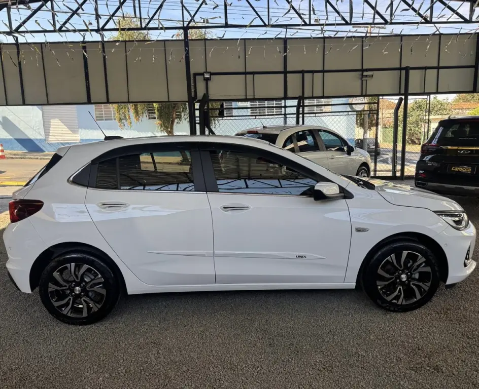 CHEVROLET Onix Hatch - Foto
