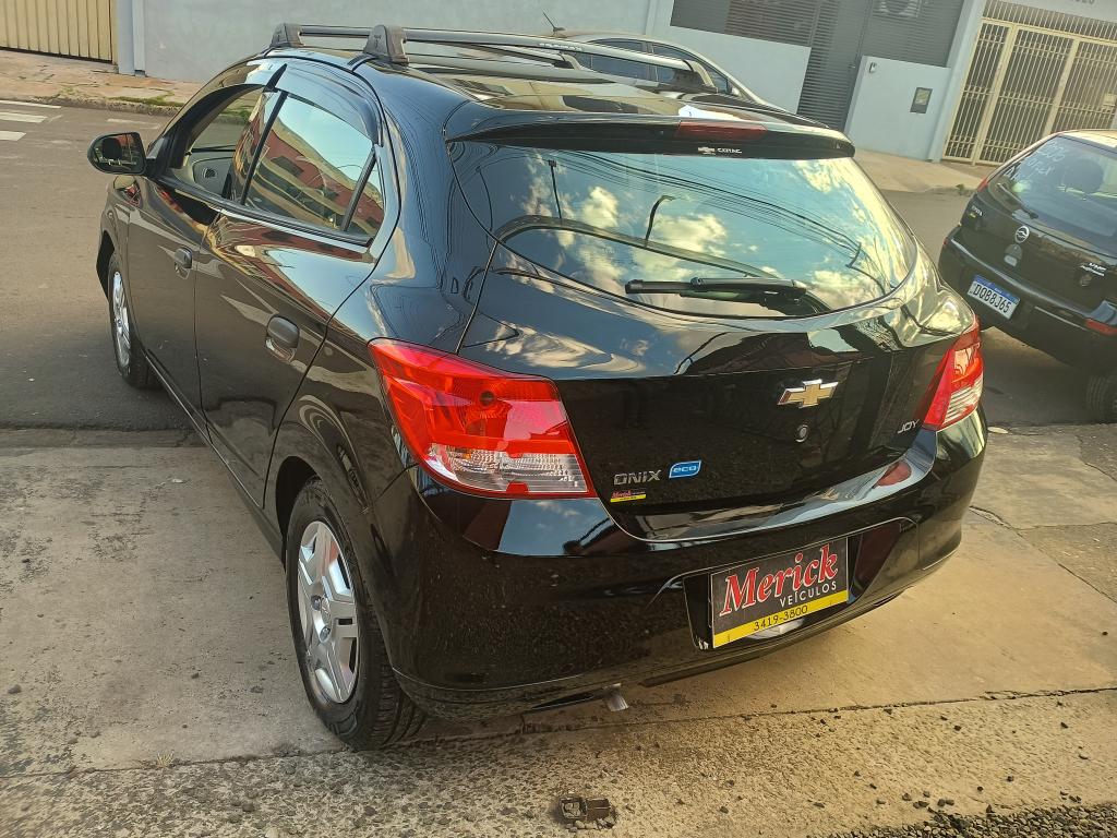 CHEVROLET Onix Hatch - Foto