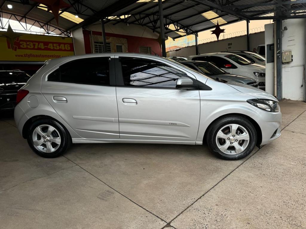 CHEVROLET Onix Hatch - Foto