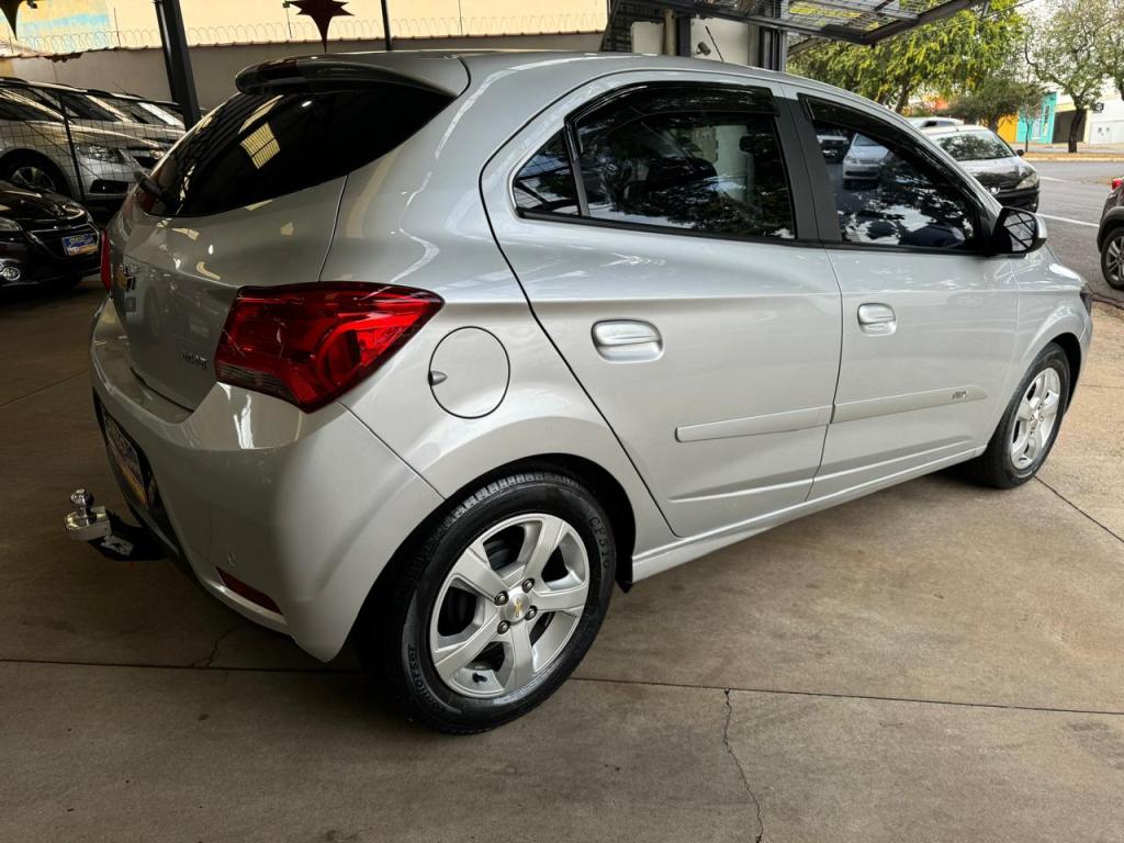 CHEVROLET Onix Hatch - Foto