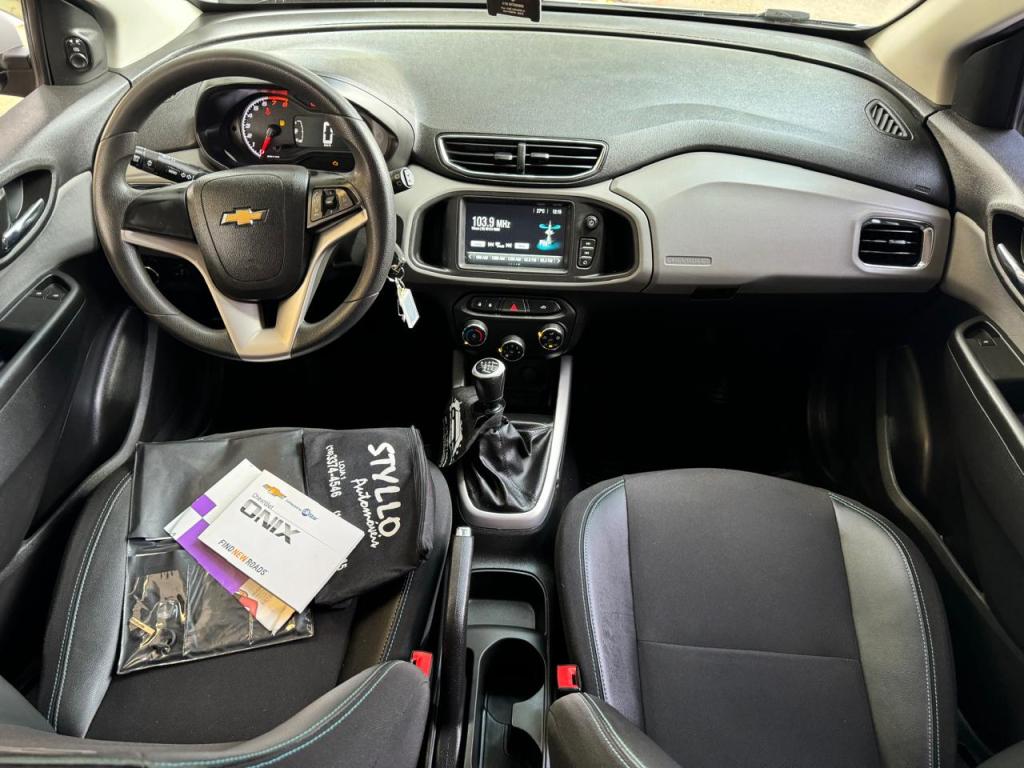 CHEVROLET Onix Hatch - Foto