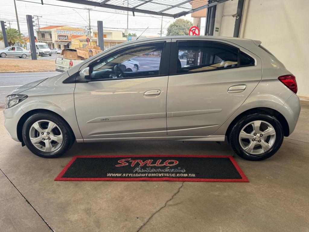 CHEVROLET Onix Hatch - Foto