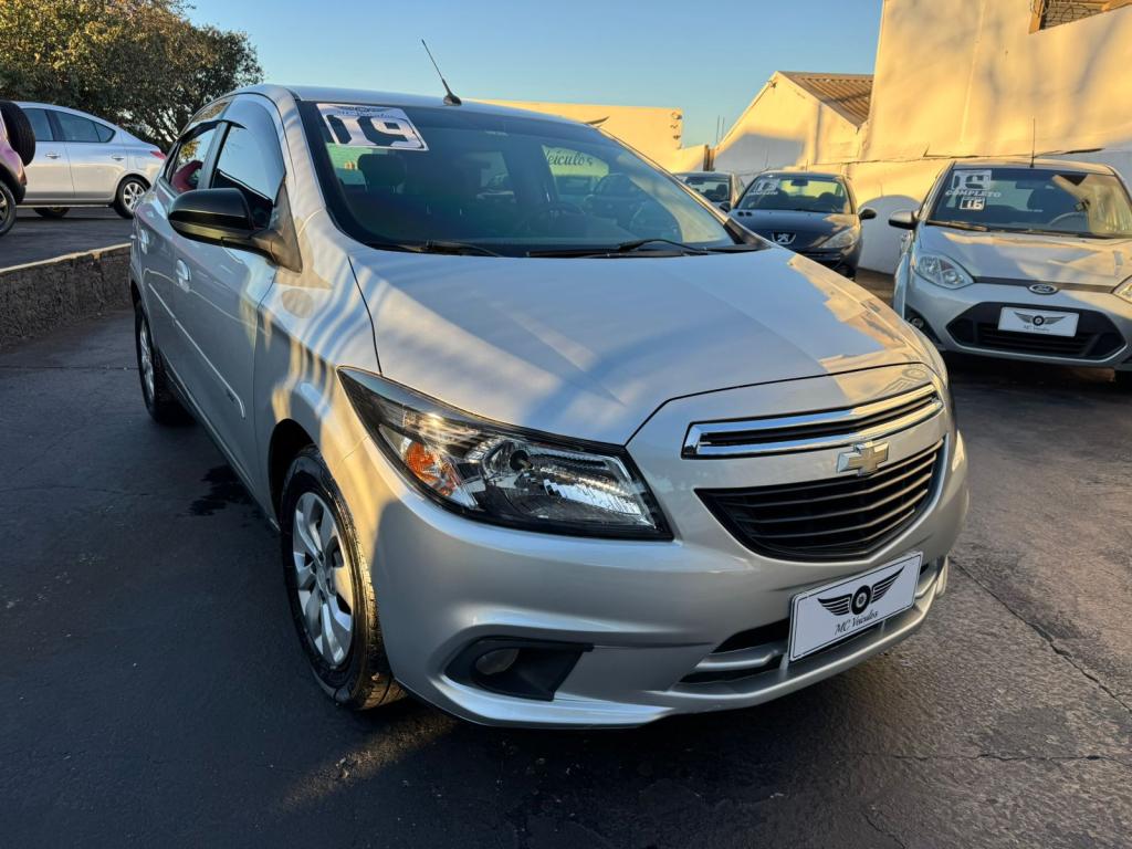 CHEVROLET Onix Hatch - Foto