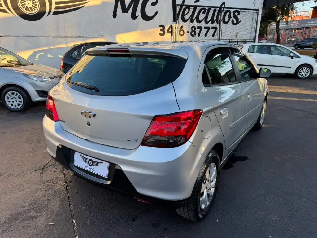 CHEVROLET Onix Hatch - Foto