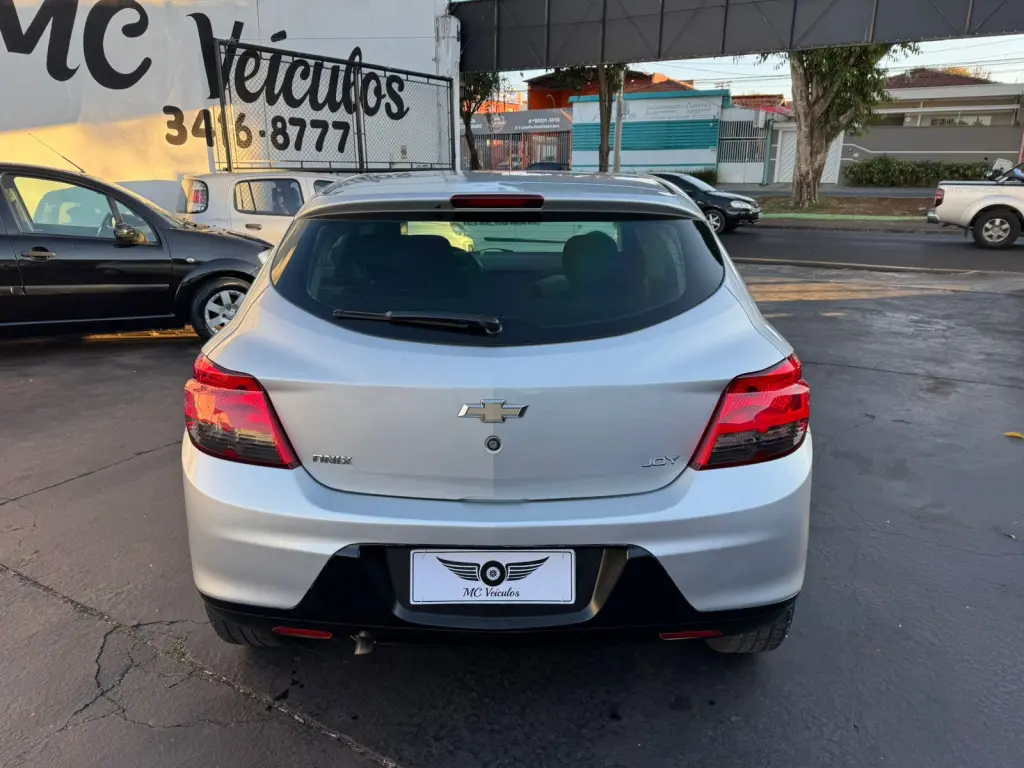 CHEVROLET Onix Hatch - Foto