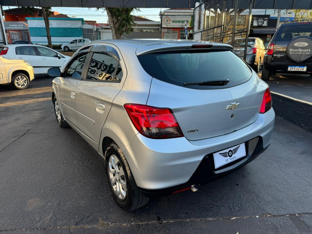 CHEVROLET Onix Hatch - Foto