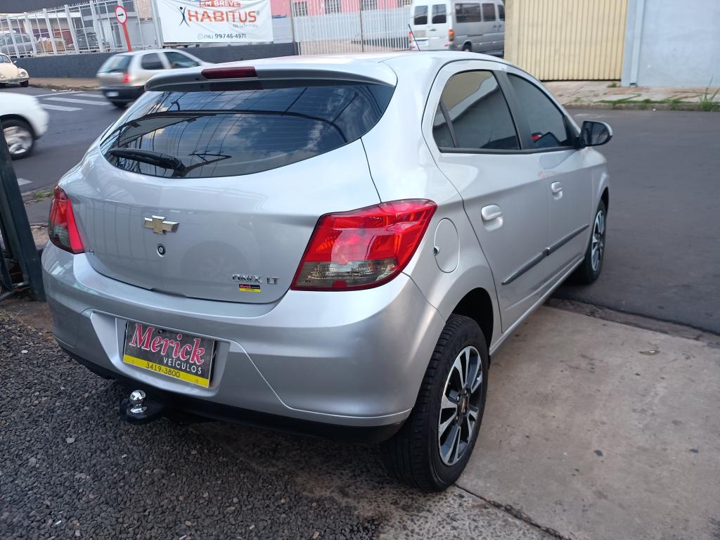 CHEVROLET Onix Hatch - Foto