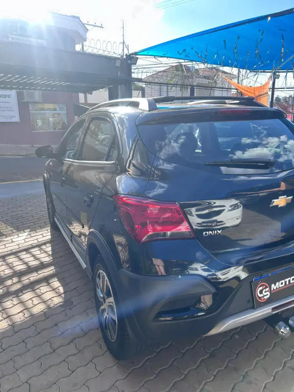 CHEVROLET Onix Hatch - Foto