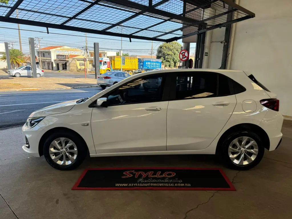 CHEVROLET Onix Hatch - Foto