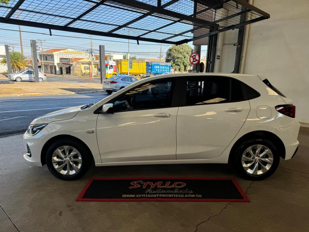 CHEVROLET Onix Hatch - Foto