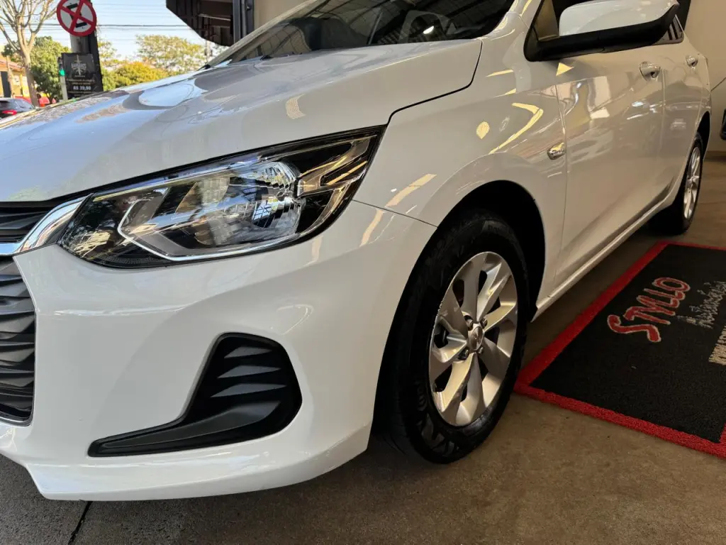 CHEVROLET Onix Hatch - Foto