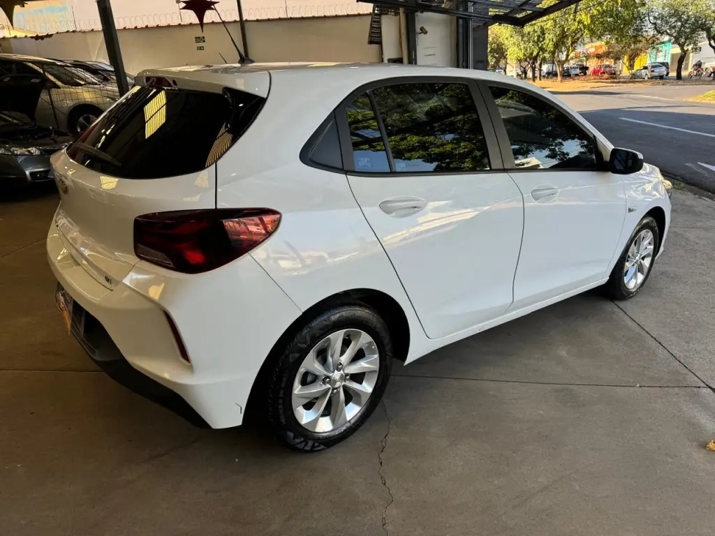 CHEVROLET Onix Hatch - Foto
