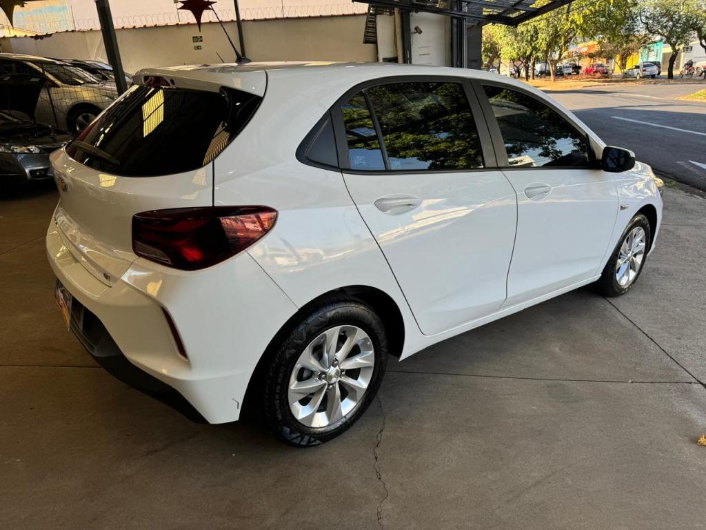 CHEVROLET Onix Hatch - Foto