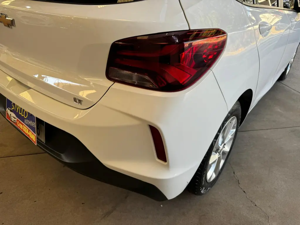 CHEVROLET Onix Hatch - Foto