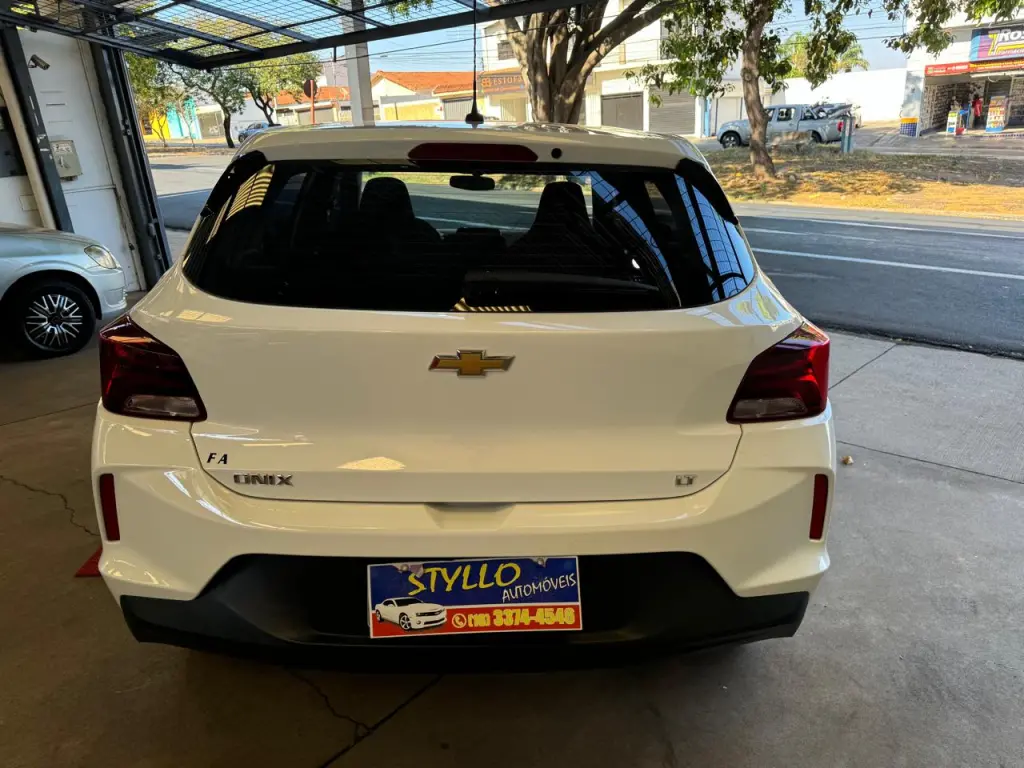 CHEVROLET Onix Hatch - Foto