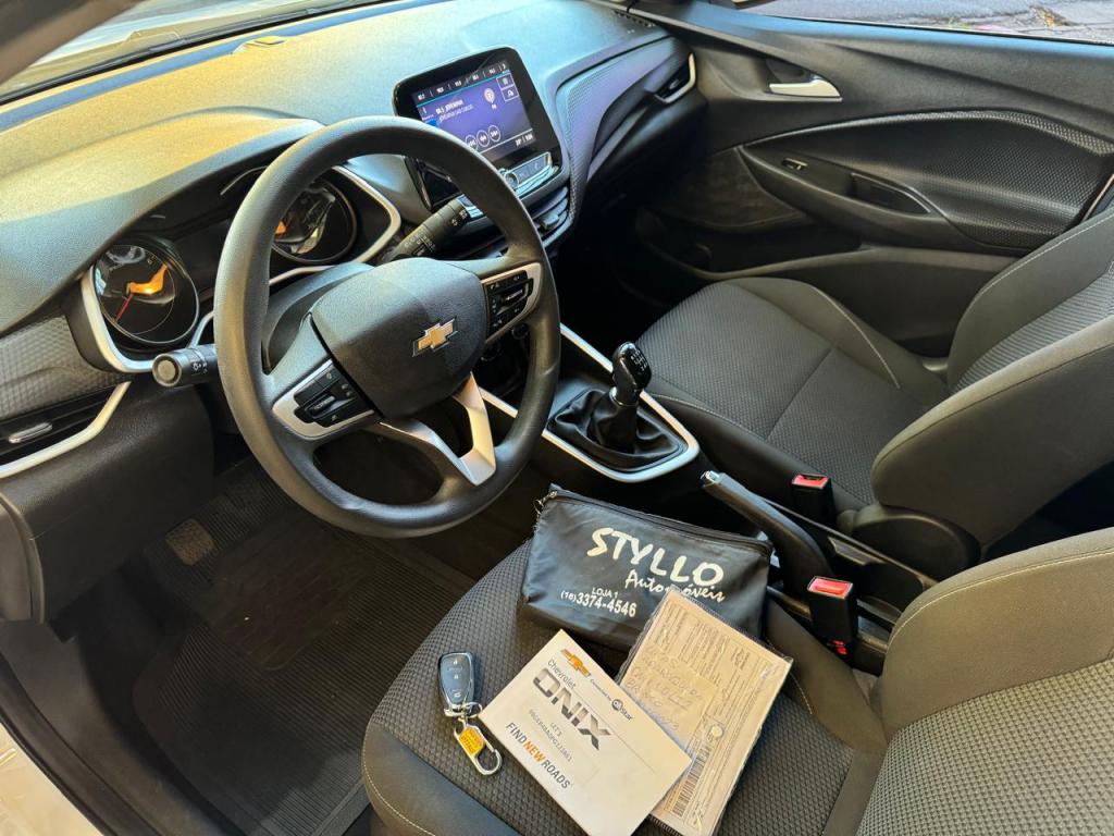 CHEVROLET Onix Hatch - Foto