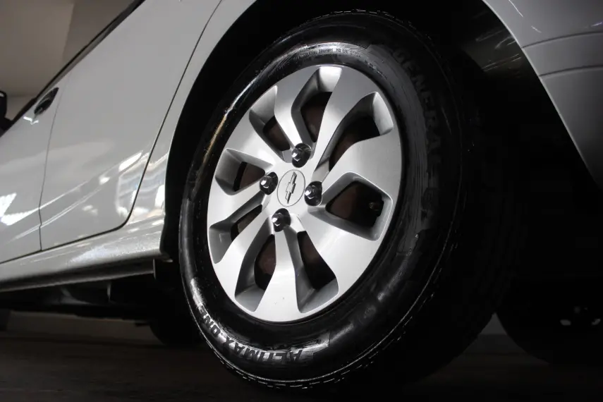 CHEVROLET Onix Hatch - Foto