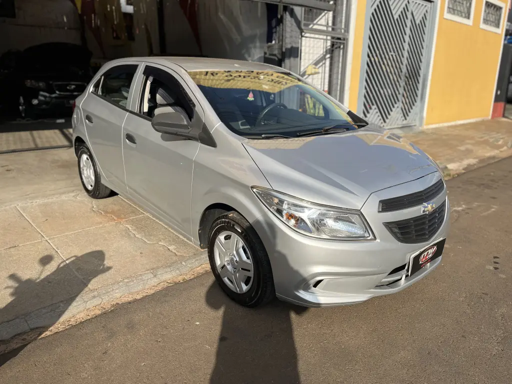 CHEVROLET Onix Hatch - Foto