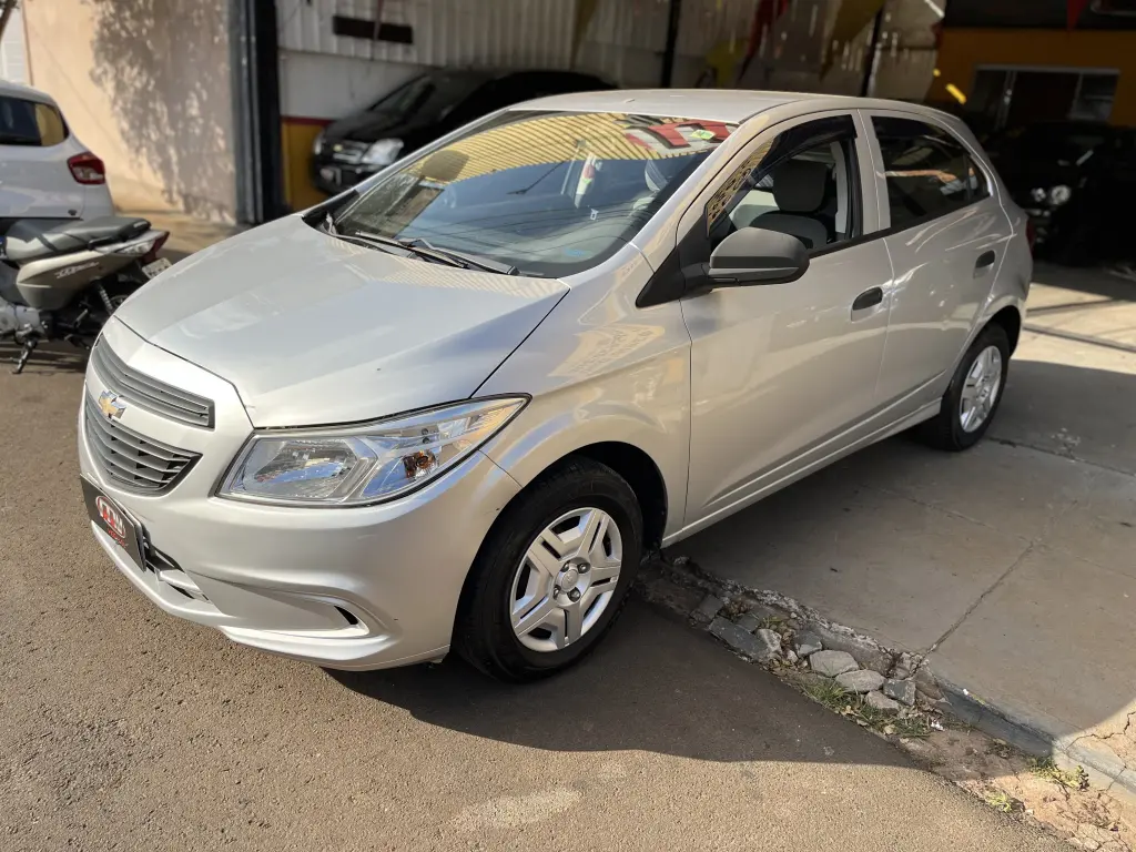 CHEVROLET Onix Hatch - Foto