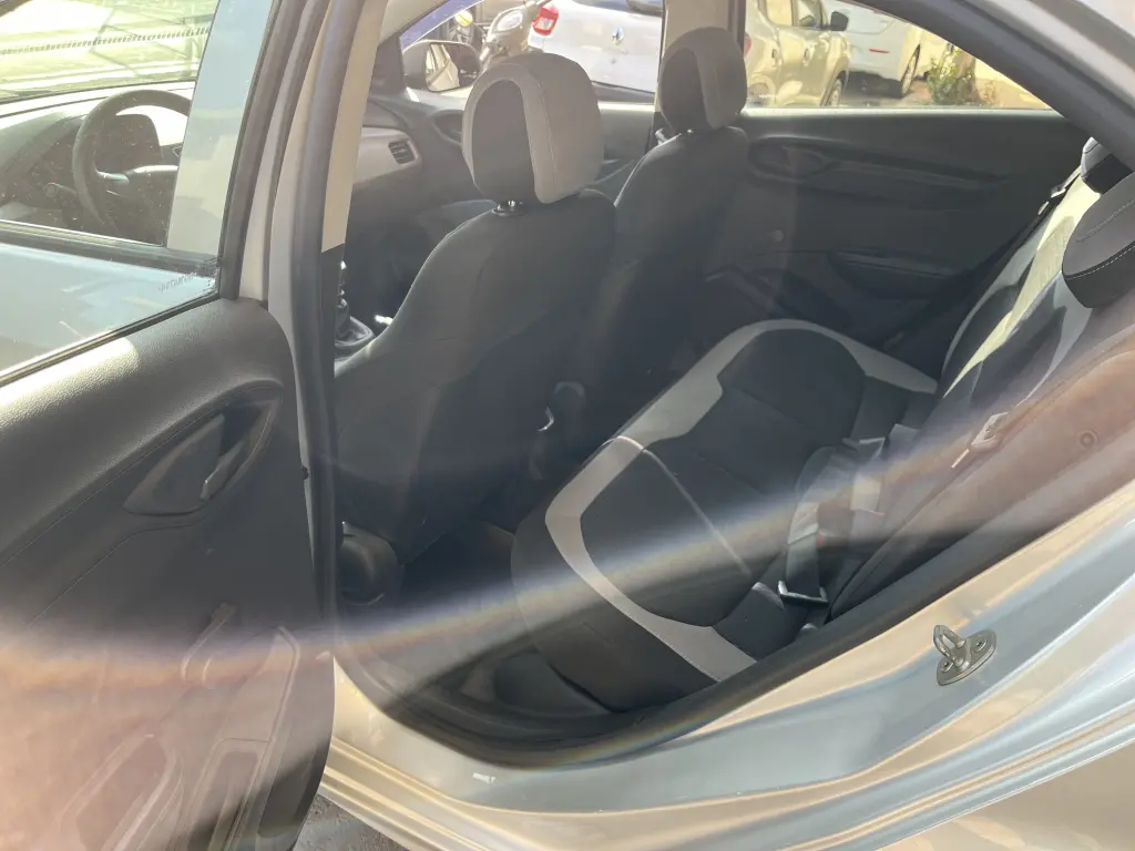 CHEVROLET Onix Hatch - Foto