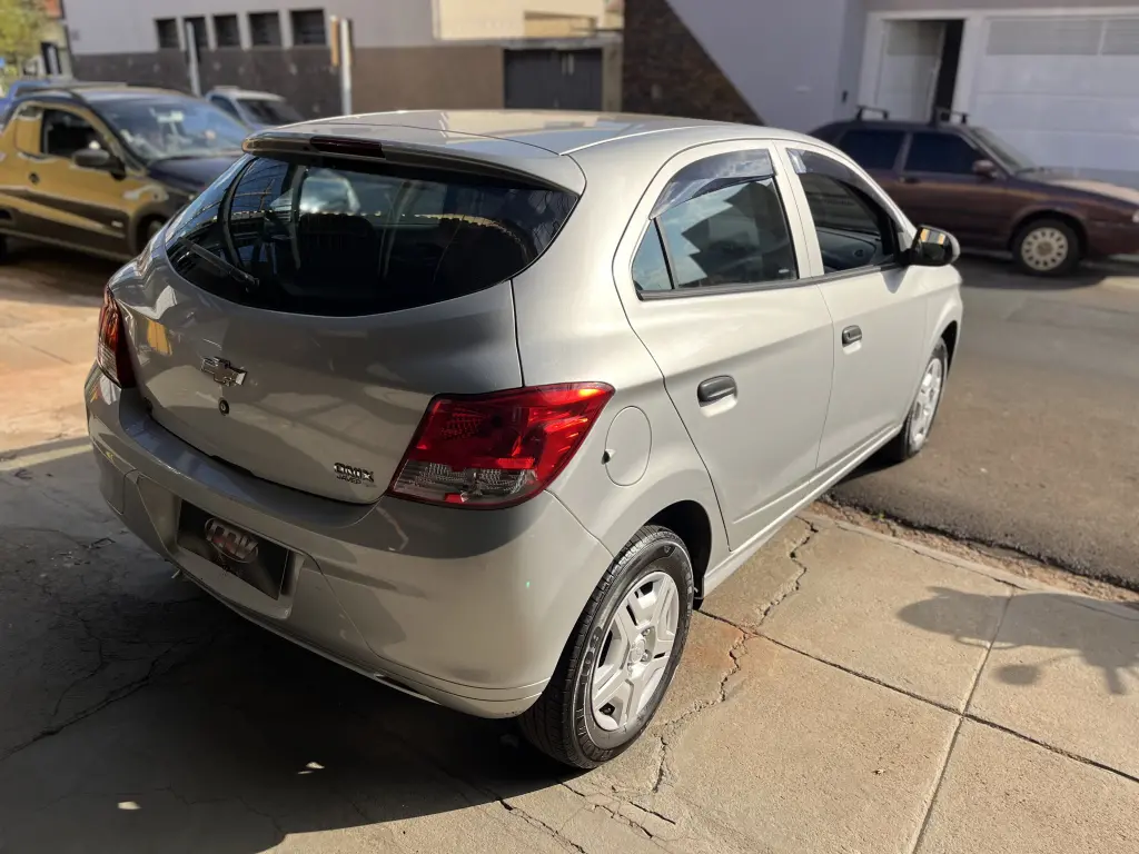 CHEVROLET Onix Hatch - Foto