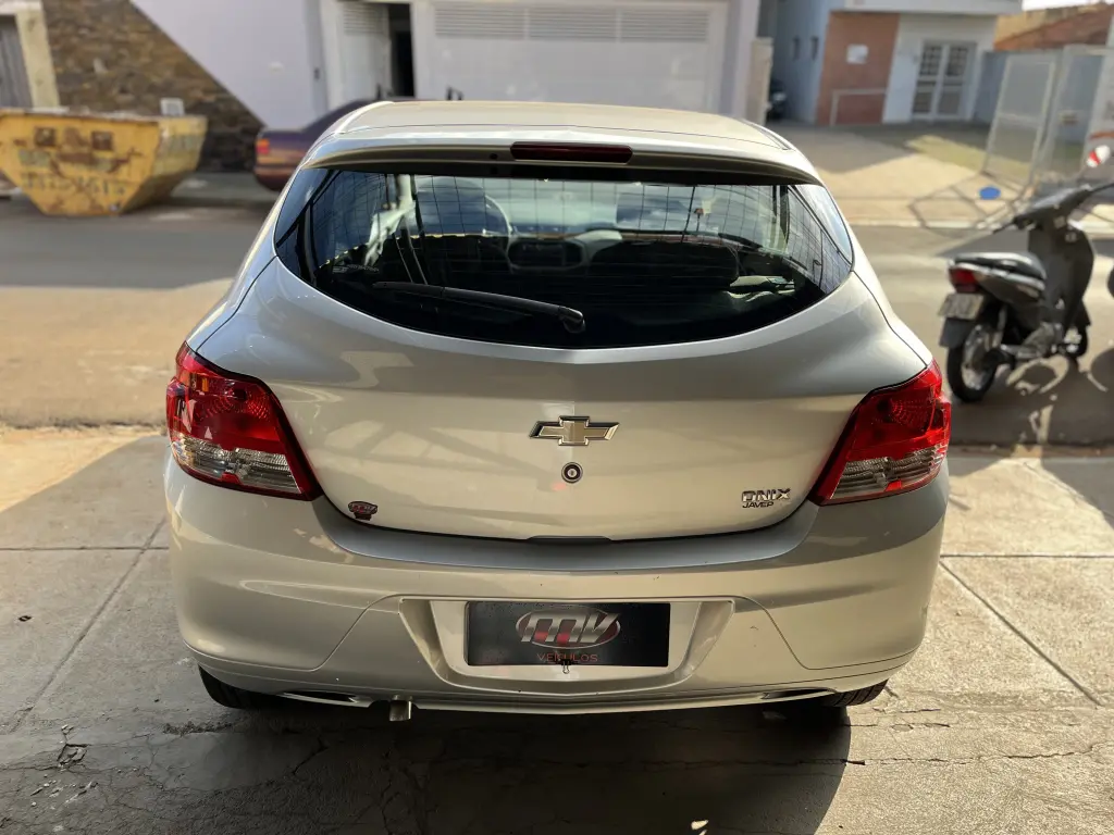 CHEVROLET Onix Hatch - Foto