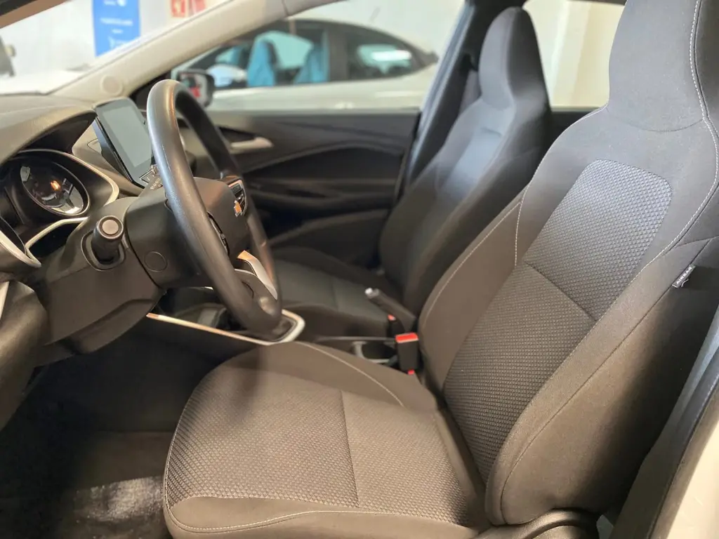 CHEVROLET Onix Hatch - Foto