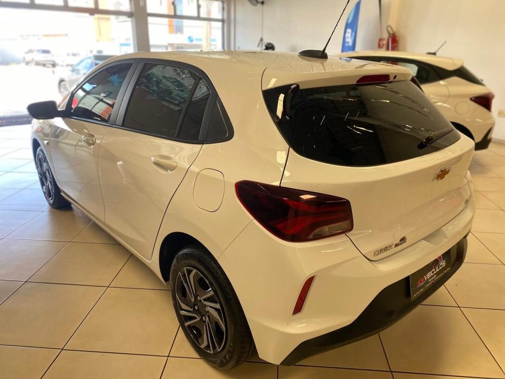 CHEVROLET Onix Hatch - Foto