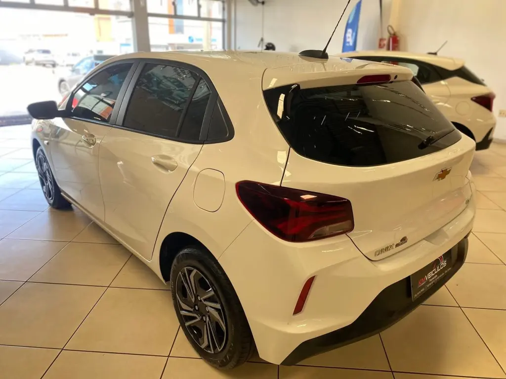 CHEVROLET Onix Hatch - Foto