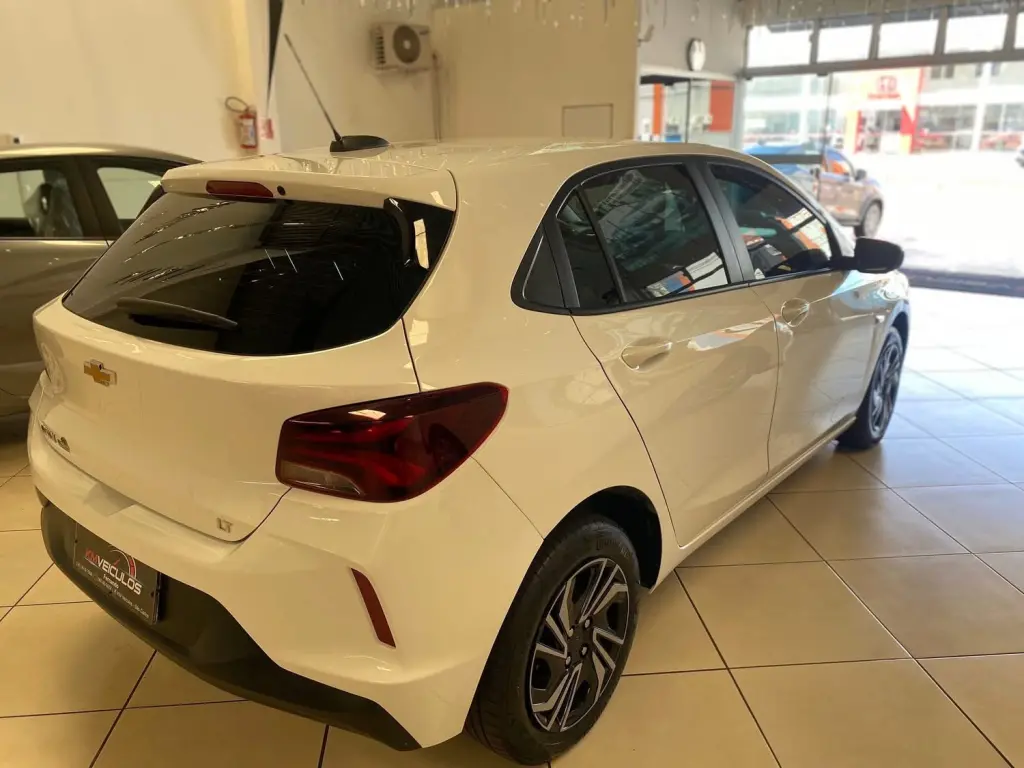 CHEVROLET Onix Hatch - Foto