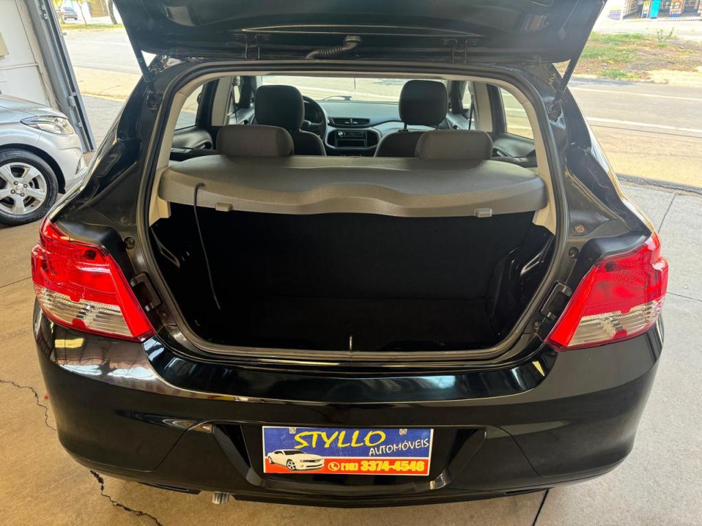 CHEVROLET Onix Hatch - Foto