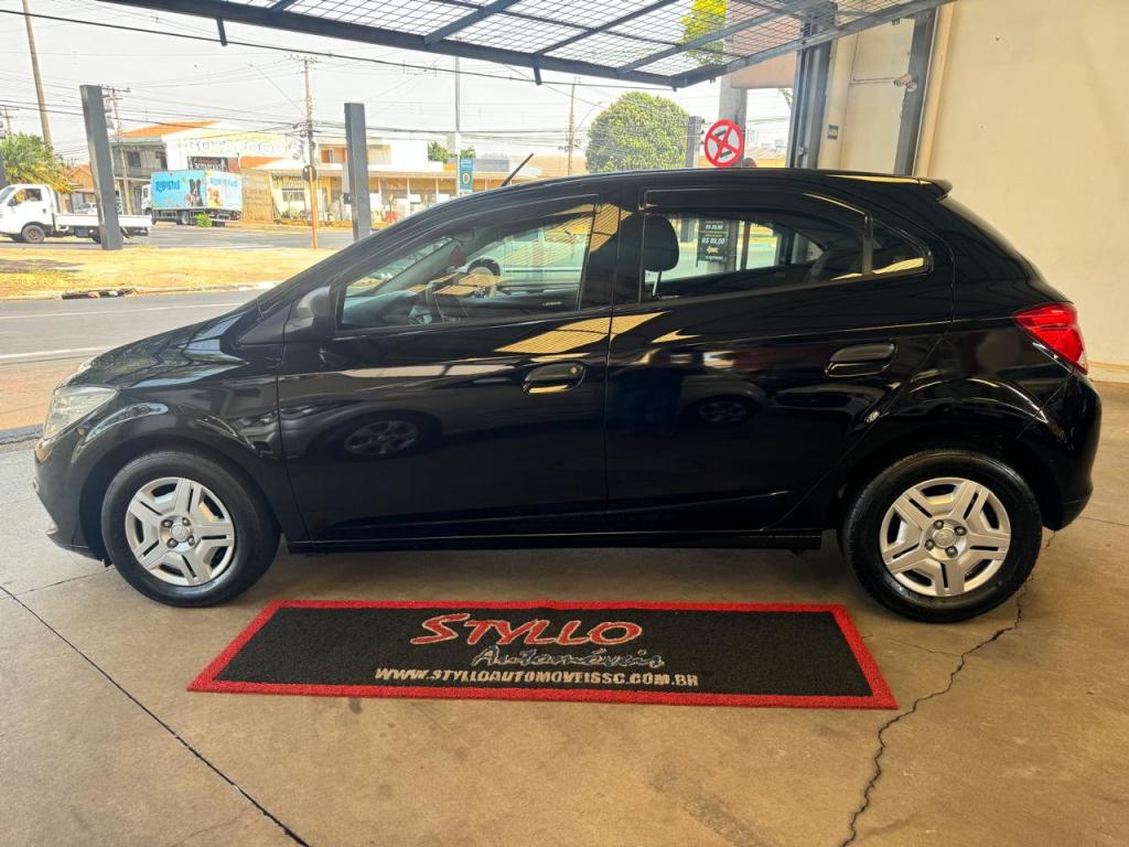 CHEVROLET Onix Hatch - Foto