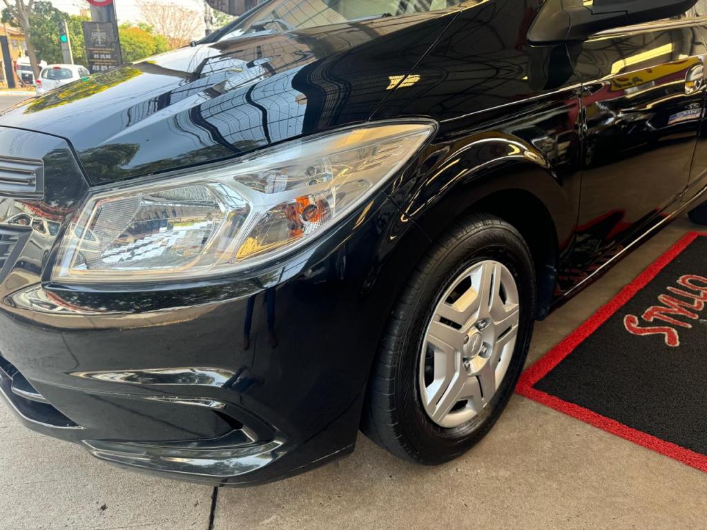 CHEVROLET Onix Hatch - Foto