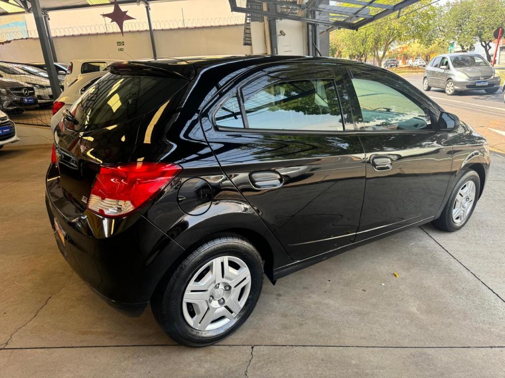 CHEVROLET Onix Hatch - Foto