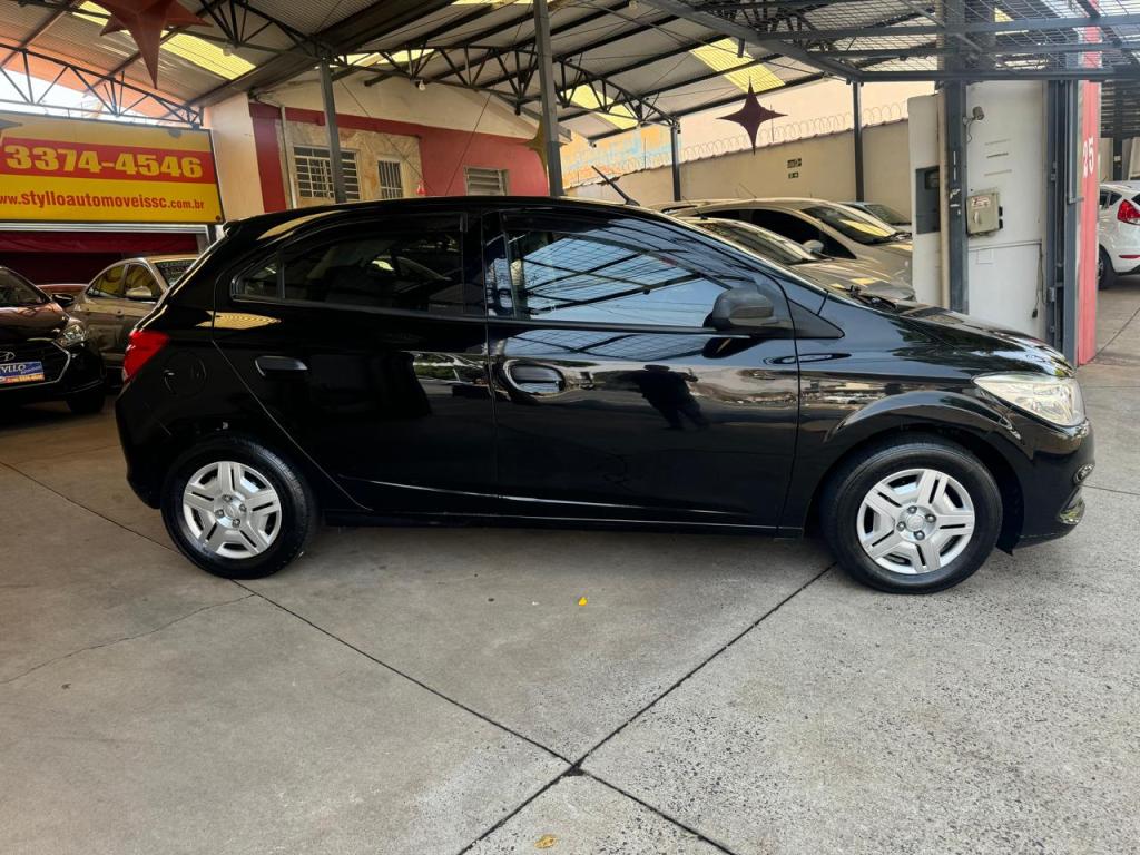 CHEVROLET Onix Hatch - Foto