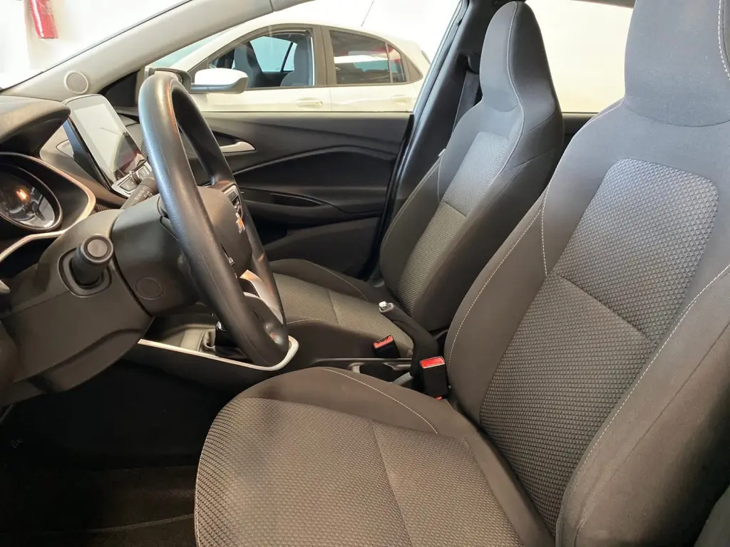 CHEVROLET Onix Hatch - Foto