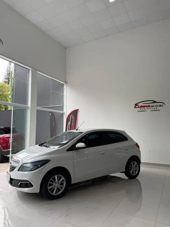 CHEVROLET Onix Hatch - Foto