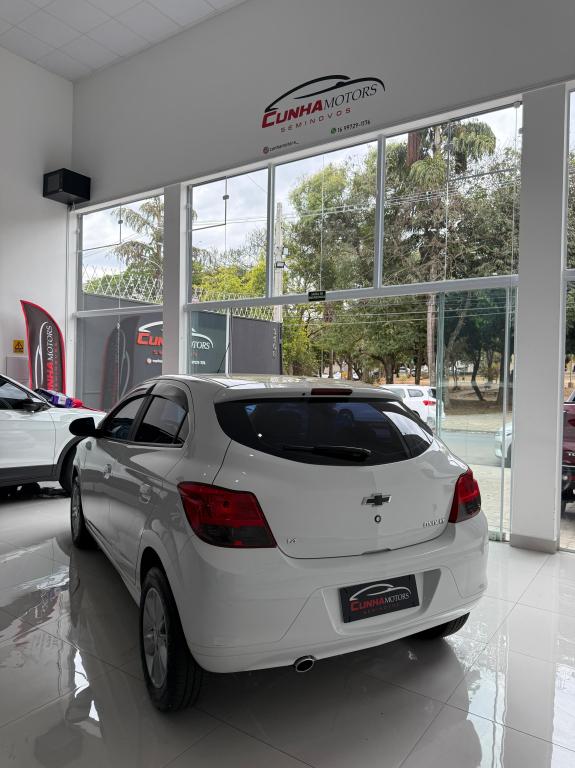 CHEVROLET Onix Hatch - Foto