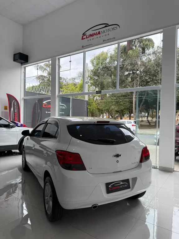 CHEVROLET Onix Hatch - Foto