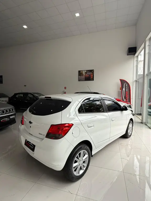 CHEVROLET Onix Hatch - Foto