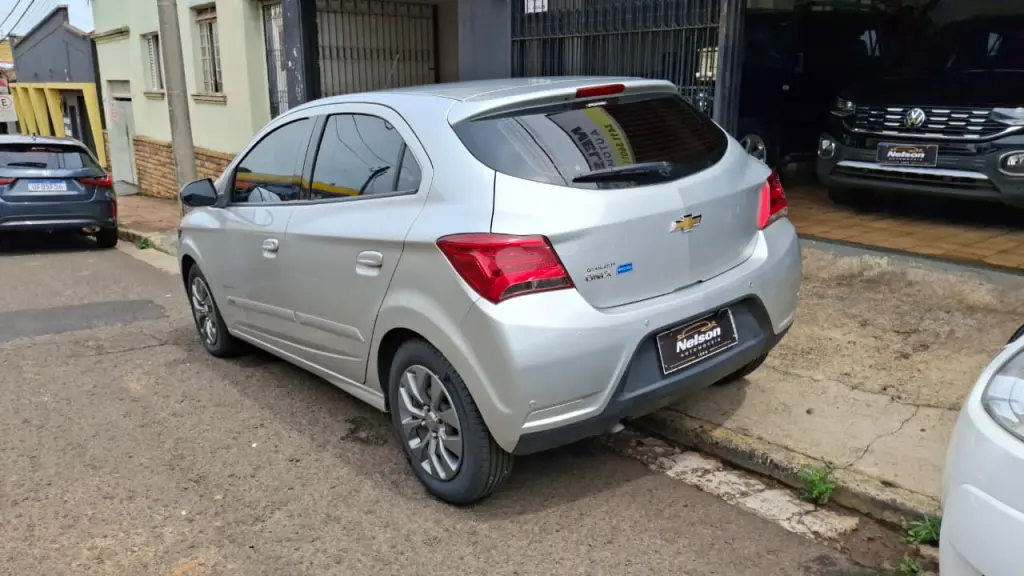 CHEVROLET Onix Hatch - Foto