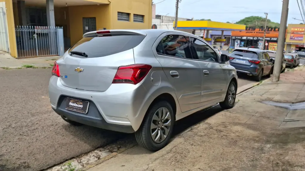 CHEVROLET Onix Hatch - Foto