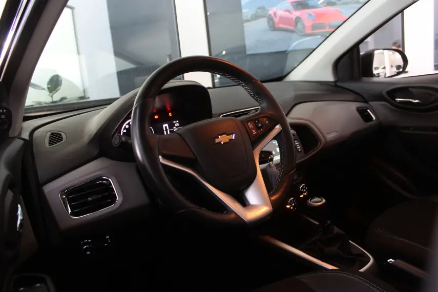 CHEVROLET Onix Hatch - Foto