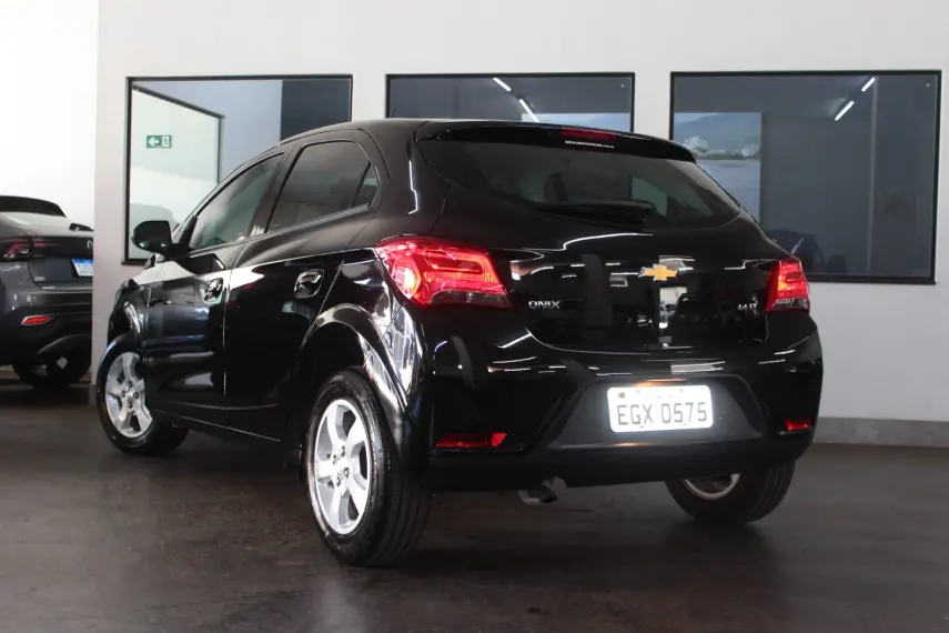 CHEVROLET Onix Hatch - Foto