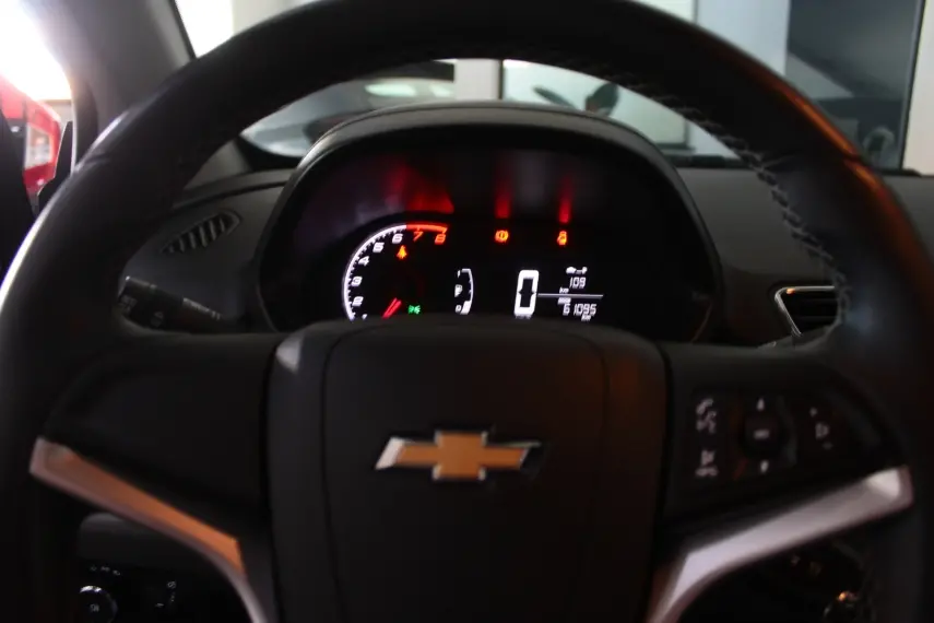 CHEVROLET Onix Hatch - Foto