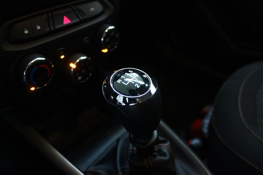 CHEVROLET Onix Hatch - Foto